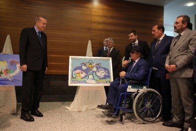 Cumhurbaşkanı Erdoğan, Görme Engelli Ressamın Sergisini Gezdi