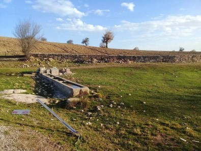 Köy Çeşmesi Yıkıldı, Trafik Levhalarına Zarar Verildi