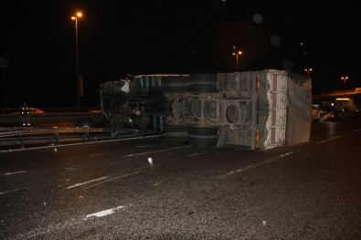 Küçükçekmece'de Kaza Açıklaması Tır Yola Devrildi