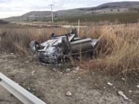 KOCABAŞ - Otomobil Kamyona Çarptı; 1 Ölü 1 Yaralı