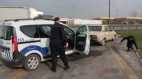 TEM OTOYOLU - Otomobilde Uyuşturucu Alan İki Kişi Polise Yakalandı