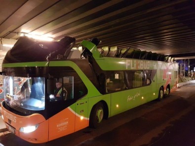 Almanya'da Otobüs Köprüye Çarptı