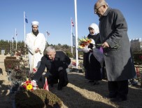 SEUL - Başbakan Türk Şehitliği'ni Ziyaret Etti