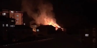 Bilecik'te 4 Katlı Bir Evin Çatı Katında Çıkan Yangın Korkuttu