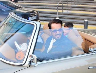 Çağla Şıkel'in yokluğunda oğullarına Emre Alltuğ baktı