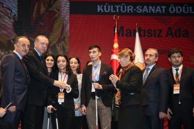 Cumhurbaşkanı Erdoğan'dan Bağcılar Belediyesi'ne 'Engelleri Aşanlar' Ödülü