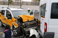 TİCARİ TAKSİ - Diyarbakır'da Sivil Askeri Araç İle Ticari Taksi Çarpıştı Açıklaması 2 Yaralı