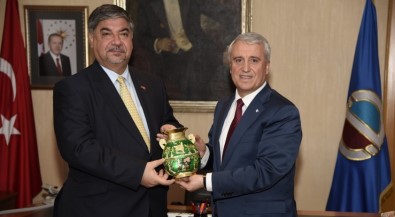 Irak Ankara Büyükelçisi Dr. Hisham Al-Alawi'den Rektör Gündoğan'a Ziyaret