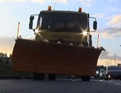 Kar küreme araçları İstanbul'da ana yollara indi