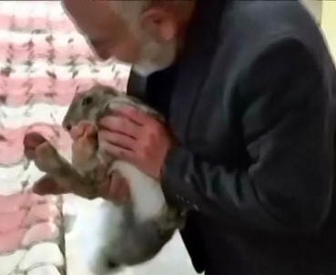 Kimi Var Kurtarır, Kimi Var İşkence Yapar