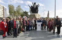 KADIN DERNEKLERİ - Muratpaşa Belediyesi Kadınlarla Atatürk Anıtı'na Çelenk Sundu