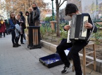 AKORDEON - Piyano Hayaliyle Sokaklarda Akordeon Çalıyor