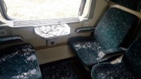 YOLCU TRENİ - Yolcu Treni Hafriyat Kamyonuyla Çarpıştı