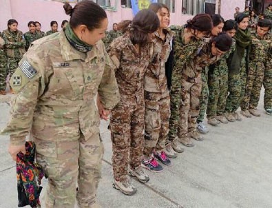 ABD'li kadın asker YPG'lilerle halay çekti