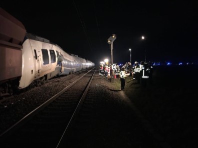 Almanya'da Trenler Çarpıştı Açıklaması 41 Yaralı