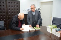 Çalışan Kitaplarını İmzalayarak Başkan Acar'a Hediye Etti