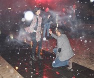 ATATÜRK KONGRE VE ETNOGRAFYA MÜZESI - Dondurucu Soğukta Sürpriz Evlenme Teklifi