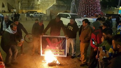 Filistinliler Trump'ın Posterlerini Yaktı