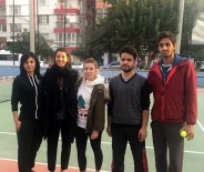 SU SPORLARI - İpek Soylu'dan Adanalı Tenisçilere Malzeme Desteği