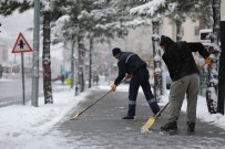 KALDIRIMLAR - Talas'ta Karla Mücadele Ekipleri Aralıksız Çalışıyor