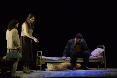 Tiyatro Anadolu Yeni Oyunu 'Savaş' İçin Sahnede