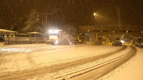 Bolu Dağı'nda yoğun kar yağışı etkili oluyor