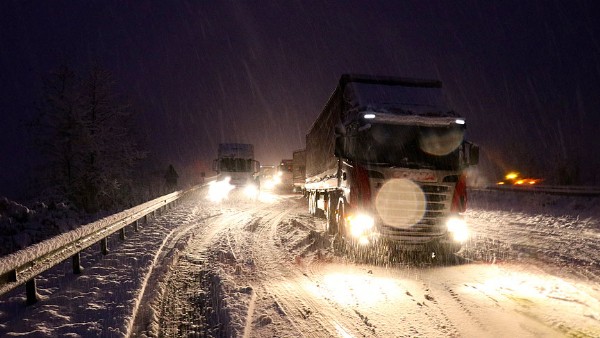 Bolu Dağı'nda yoğun kar yağışı etkili oluyor