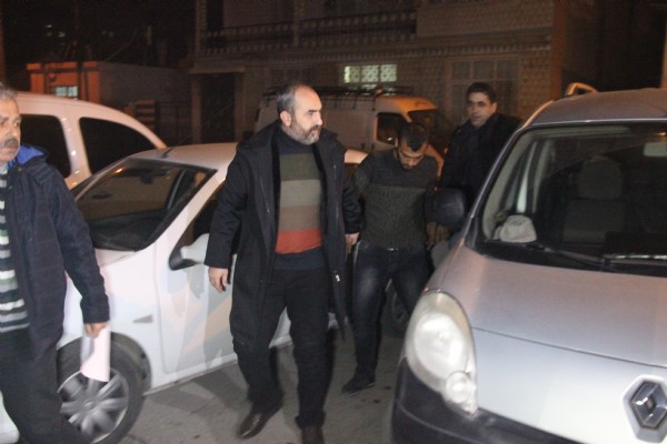 Aranan hırsızlık şüphelisi polis aracına çarpınca yakalandı