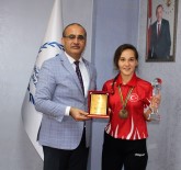 SANAYI VE TICARET ODASı - Başarılı Sporcuya Ödül