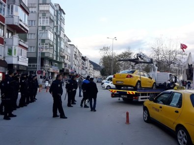Çınarcık'ta Taksiler Çekicilerle Kaldırıldı