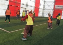 DAVUL ZURNA - Kadınlardan Davullu Zurnalı Şalvarlı Futbol Maçı