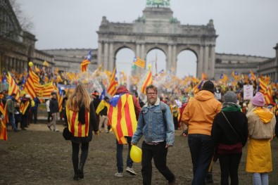 Katalanlardan Brüksel'de 45 Bin Kişilik Gövde Gösterisi