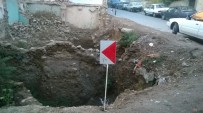 TEMEL KAZISI - Kazı Çukuru Mahalleliyi Tedirgin Etti