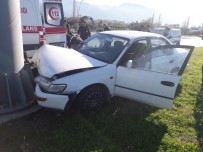 FADIL KESKİN - Refüjdeki Direğe Çarpan Otomobilin Sürücüsü Yaralandı