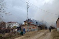 SAMANLıK - Yangında Ev Ve Samanlık Küle Döndü