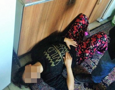 Yemek Yapan Eşini Bıçaklayıp Kendini İhbar Etti