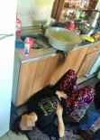 KıSKANÇLıK - Yemek Yapan Eşini Mutfakta Bıçaklayıp Kendini İhbar Etti