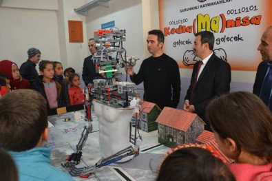 Saruhanlı'da Öğrenciler Robotik Çalışmaları İnceledi