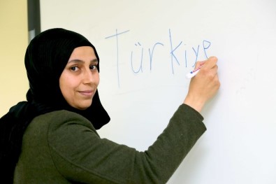 Beş Çayında Öğrendiği Türkçe'yle Suriyelilere Gönüllü Tercüman Oldu