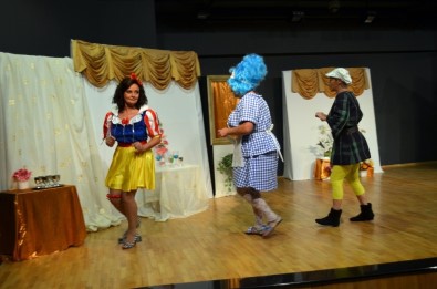 Didim'de Yabancılar Engelliler İçin Sahneye Çıktı