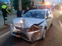 İzmir'de Otomobil İle Kamyonet Çarpıştı Açıklaması 11 Yaralı