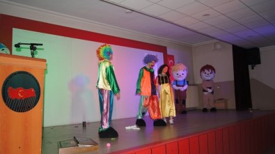 Kağızman'da Minik Öğrencilerin Tiyatro Sevinci