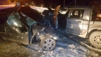 BİLAL YALÇIN - Kamyonet İle Otomobil Çarpıştı Açıklaması Ölü Ve Yaralılar Var