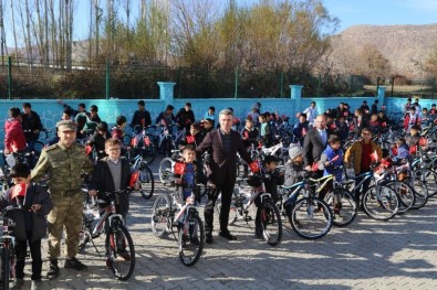 Kayyum Atanan Hani Belediyesi 40 Gün Sabah Namazına Devam Eden Öğrencilere Bisiklet Hediye Etti