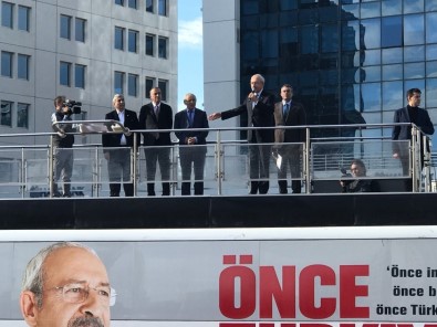 Kılıçdaroğlu, İlgezdi İle Birlikte Otobüsün Üzerinden Vatandaşlara Seslendi