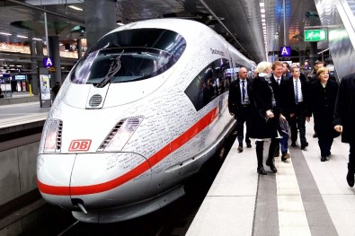 Merkel, Berlin-Münih Arasını 4 Saate İndiren Hızlı Tren Hattını Açtı