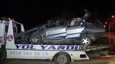 Ticari Araç İle Otomobil Çarpıştı Açıklaması 2 Ölü, 3 Yaralı