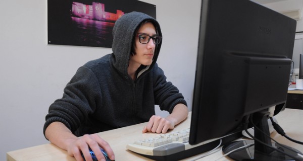 Önce Apple'da şimdi de Youtube'da açık buldu