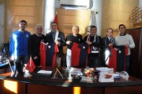FUTBOL OKULU - Altınordu'dan Başkan Gençer'e Ziyaret
