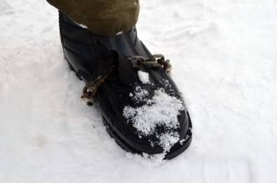 Buzda Kaymamak İçin Ayakkabısına Zincir Taktı